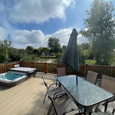 Luxury Lakeside Lodge L1 With Hot Tub Situated At Tattershall Lakes Country Park Dış mekan fotoğraf