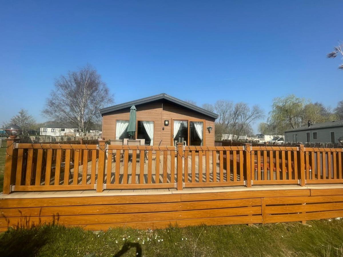 Luxury Lakeside Lodge L1 With Hot Tub Situated At Tattershall Lakes Country Park Dış mekan fotoğraf
