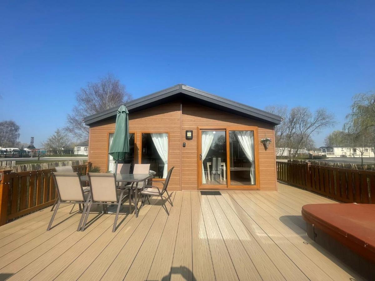 Luxury Lakeside Lodge L1 With Hot Tub Situated At Tattershall Lakes Country Park Dış mekan fotoğraf