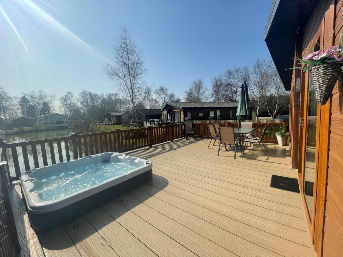 Luxury Lakeside Lodge L1 With Hot Tub Situated At Tattershall Lakes Country Park Dış mekan fotoğraf