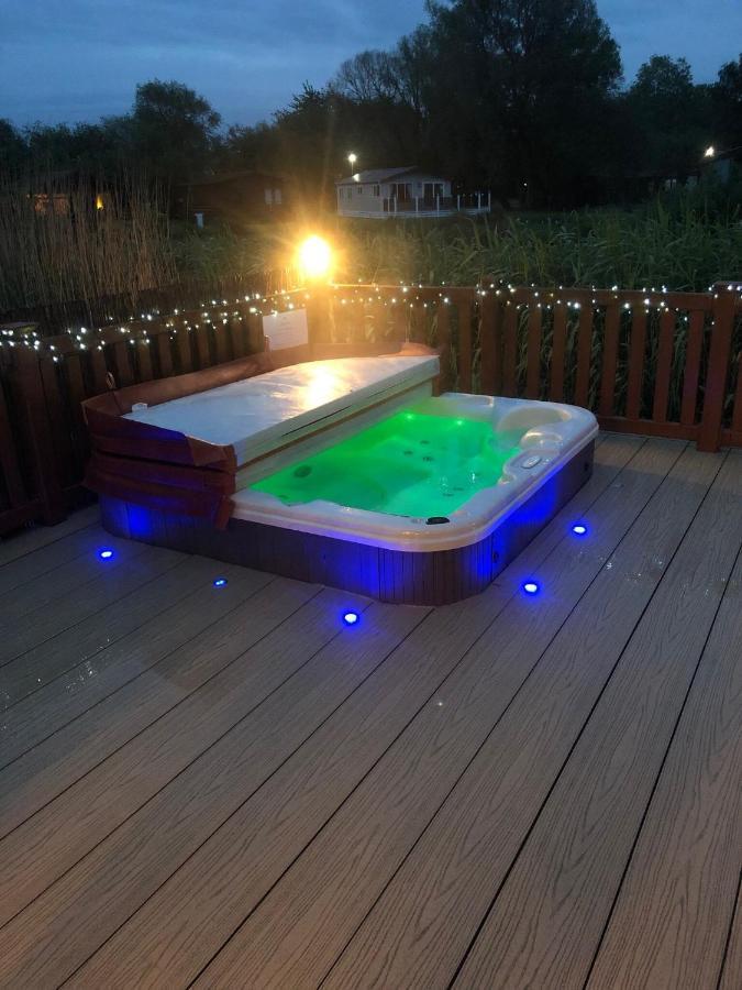 Luxury Lakeside Lodge L1 With Hot Tub Situated At Tattershall Lakes Country Park Dış mekan fotoğraf