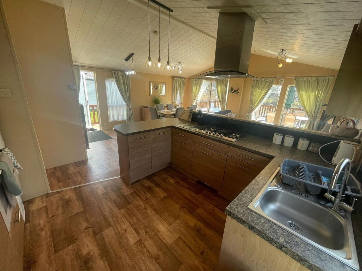 Luxury Lakeside Lodge L1 With Hot Tub Situated At Tattershall Lakes Country Park Dış mekan fotoğraf