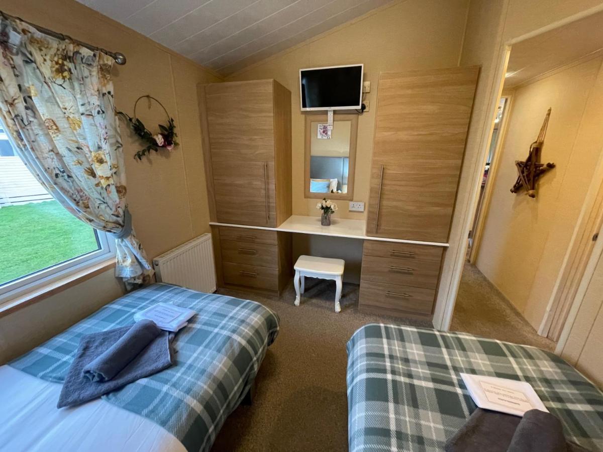 Luxury Lakeside Lodge L1 With Hot Tub Situated At Tattershall Lakes Country Park Dış mekan fotoğraf