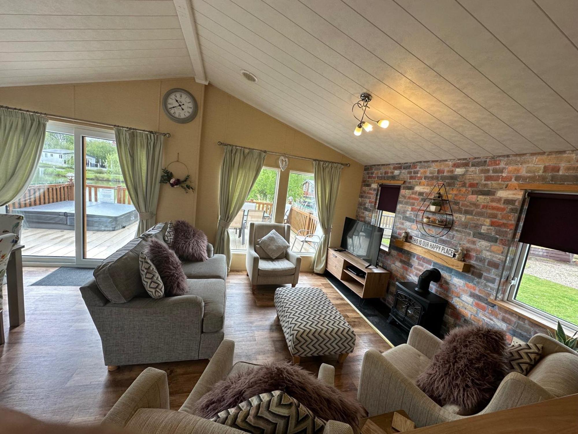 Luxury Lakeside Lodge L1 With Hot Tub Situated At Tattershall Lakes Country Park Dış mekan fotoğraf